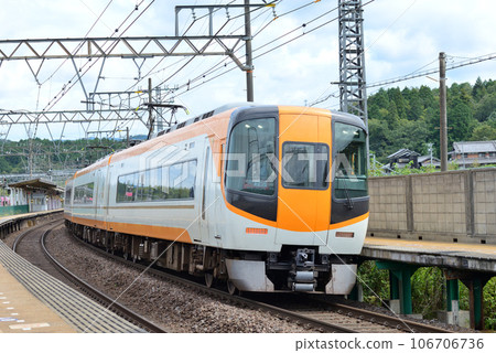 這是運行於近鐵大阪線的16400系列標準特快列車。 這是運行於近鐵大阪線的16400系列標準特快列車。 106706736