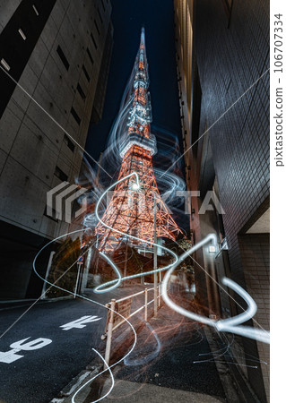 從小巷裡可以看到東京塔和光跡 從小巷裡可以看到東京塔和光跡 106707334