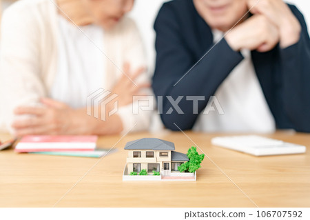 老夫婦擔心房地產房屋模型 106707592