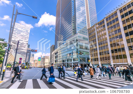 日本東京城市景觀東京八重洲中城今天開業。東京的藍天... = 2023 年 3 月 10 日 106708780