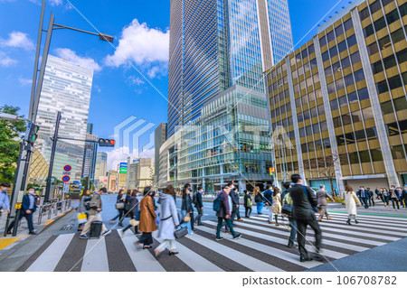 日本東京城市景觀東京八重洲中城今天開業。東京晴空萬里... = 2023 年 3 月 10 日 106708782