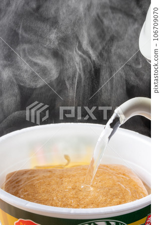 將熱水倒入杯麵 106709070