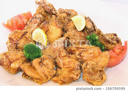 盤子上的炸雞 106709399