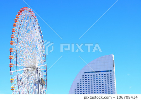 Yokohama City, landscape with a large Ferris wheel and tourist hotels 106709414