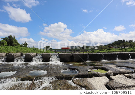 天龍濱名湖鐵道 天龍濱名湖線 夏季穿越太田川大橋的列車 天龍濱名湖鐵道 天龍濱名湖線 夏季穿越太田川大橋的列車 106709511