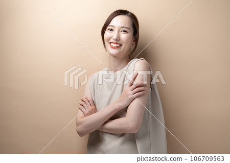 女性米色背影 106709563
