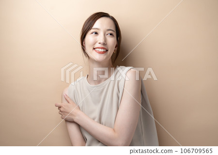 女性米色背影 106709565