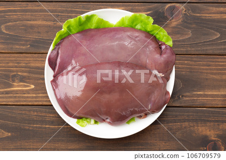 Raw liver of pig 106709579