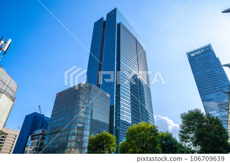 日本東京城市景觀東京八重洲中城今天開業。蔚藍的天空蔓延... = 2023 年 3 月 10 日 106709639