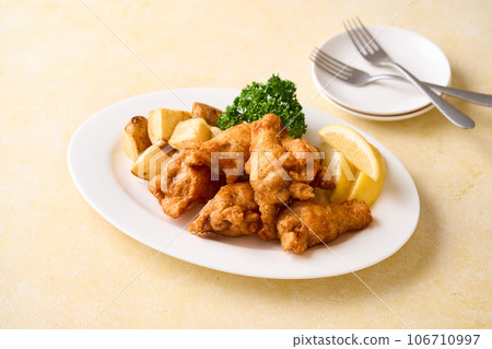 fried chicken wings 106710997
