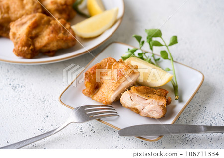 fried chicken thigh 106711334