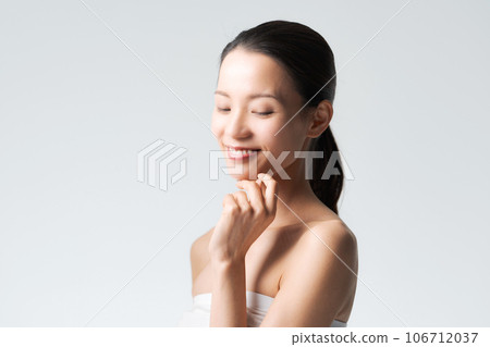 一位年輕的女士打他的臉頰 106712037