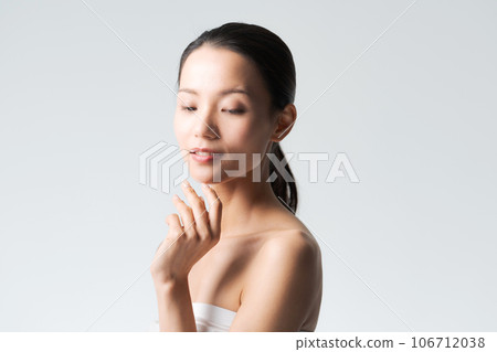 A young lady hitting his cheek A young lady hitting his cheek 106712038