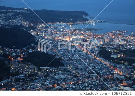 北海道,運河城,小樽,小樽,一對夫婦從天狗山欣賞城市夜景,日落和黃昏 北海道,運河城,小樽,小樽,一對夫婦從天狗山欣賞城市夜景,日落和黃昏 106712531