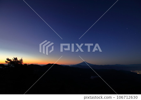 從大保薩峠山脊線看到的富士山的黎明 106712630
