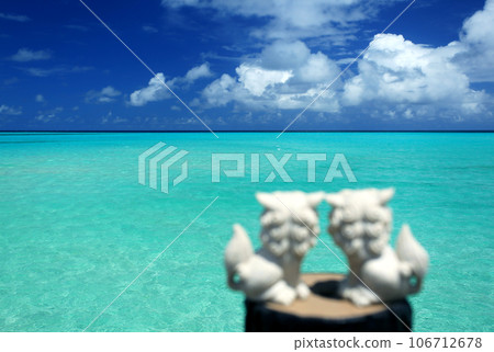 沖繩風獅眺望蔚藍的大海 106712678
