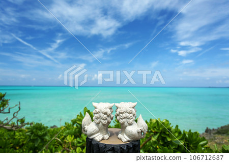 沖繩風獅眺望蔚藍的大海 106712687