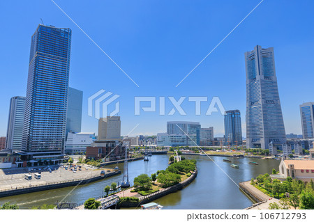 Yokohama_Minato Mirai district cityscape 106712793