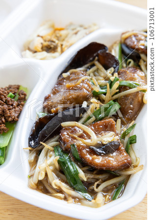 Delicious stir-fried levanilla bento Delicious stir-fried levanilla bento 106713001