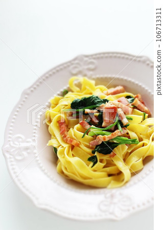 寬麵條配菠菜和培根 寬麵條配菠菜和培根 106713311