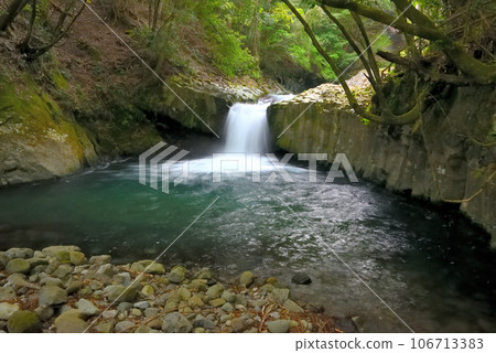 伊豆半島、中海津、河津七瀑布、蛇瀑布,柱狀節理的切割圖案看起來像蛇鱗,靜岡縣河津町 (7) 伊豆半島、中海津、河津七瀑布、蛇瀑布,柱狀節理的切割圖案看起來像蛇鱗,靜岡縣河津町 (7) 106713383