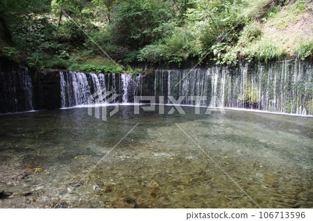 淺間山地下水湧出的白絲瀑布 106713596