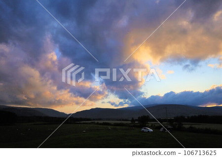 在北海道寧靜的北部地區美深鎮的通托農場享受夏季汽車露營的樂趣，並在蕎麥田裡捕捉一些美食。 106713625