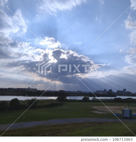 The rays of the sun peeking through the clouds 106713863