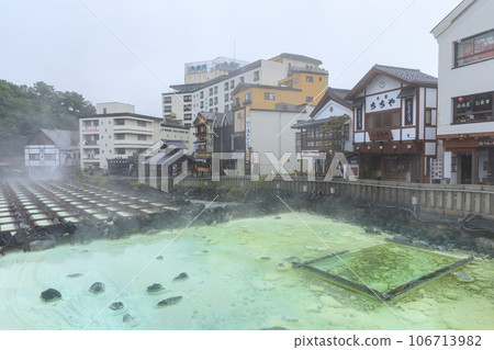Gunma Kusatsu Onsen_Spectacular view of steaming hot spring fields 106713982