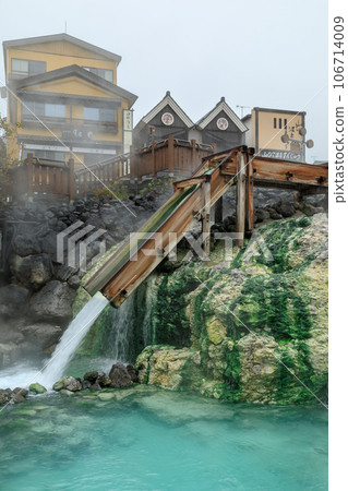 Gunma Kusatsu Onsen_Spectacular view of steaming hot spring fields 106714009