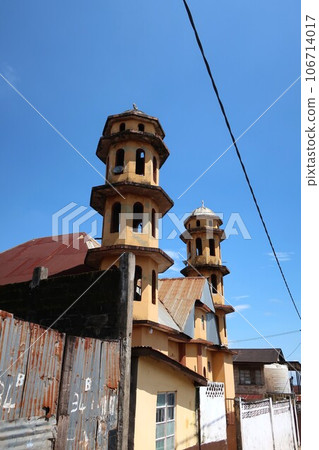 A mosque in Kissi, a suburb of Freetown, Republic of Sierra Leone 106714017