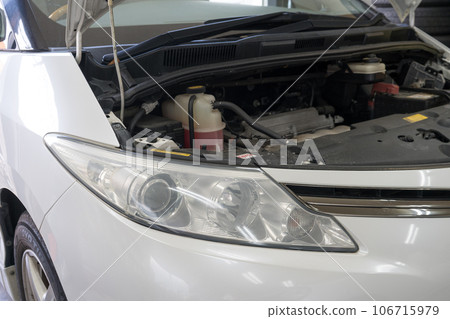 Polishing the yellowed and dirty headlights of an aging used car | Ensuring the amount of light during vehicle inspection | Maintenance image Polishing the yellowed and dirty headlights of an aging used car | Ensuring the amount of light during vehicle inspection | Maintenance image 106715979