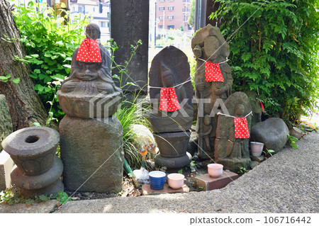 Stone Buddha on the premises of Koiku Jizo-do (Higashimukojima, Sumida-ku, Tokyo) 106716442