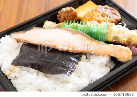 美味的海藻三文魚午餐 美味的海藻三文魚午餐 106716698