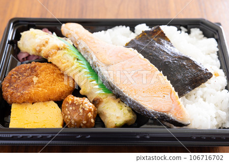 Delicious seaweed salmon lunch Delicious seaweed salmon lunch 106716702