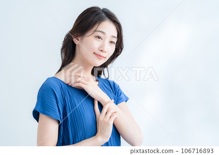 在陽光透過樹葉的白色背景下做護膚的年輕女性 在陽光透過樹葉的白色背景下做護膚的年輕女性 106716893