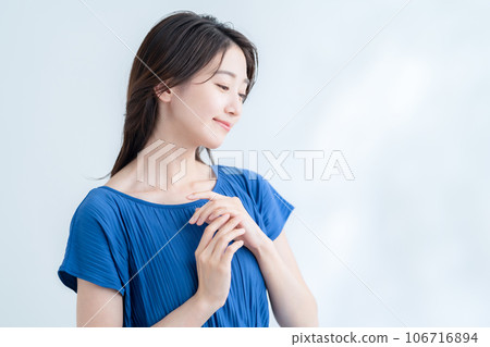 在陽光透過樹葉的白色背景下做護膚的年輕女性 106716894