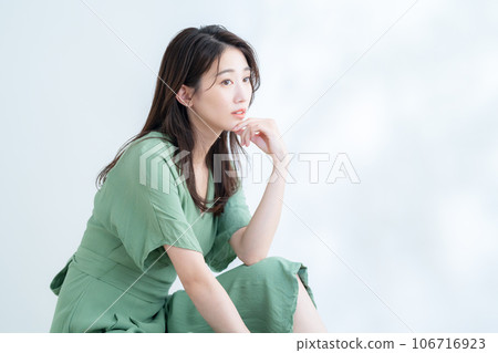 在陽光透過樹葉的白色背景下做護膚的年輕女性 106716923