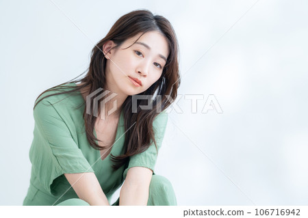 在陽光透過樹葉的白色背景下做護膚的年輕女性 106716942