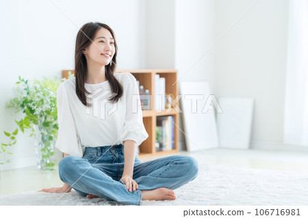 年輕女子在客廳放鬆 106716981