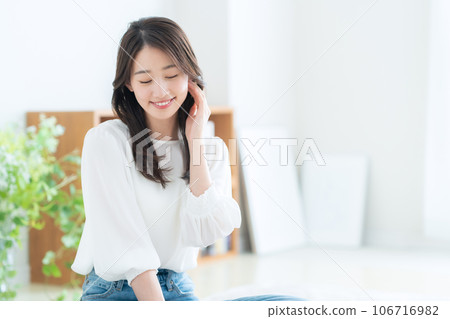 在客廳做護膚的年輕女人 106716982