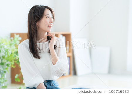 在客廳做護膚的年輕女人 106716983