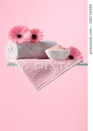 Spa composition with pink salt. 106716989