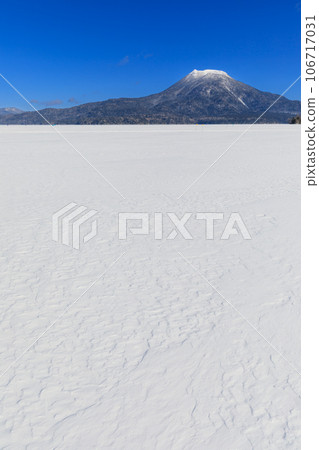 Hokkaido_Scenery of Lake Akan and Mt. Oakandake in midwinter 106717031