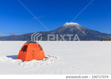 北海道_隆冬時節的阿寒湖和熊寒岳風景 北海道_隆冬時節的阿寒湖和熊寒岳風景 106717079