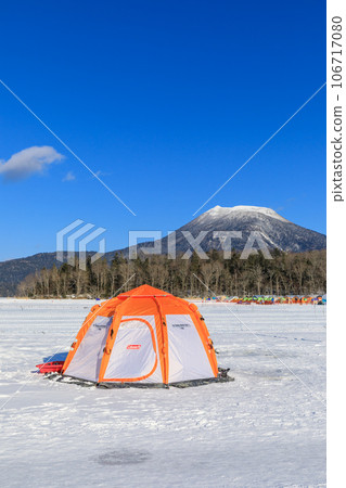 北海道_隆冬時節的阿寒湖和熊寒岳風景 106717080