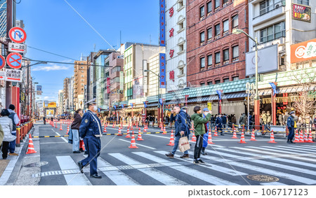 Urban landscape of Asakusa, Taito-ku, Tokyo Kaminarimon-mae Kaminarimon-dori 106717123