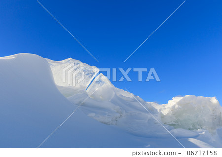 Hokkaido_Scenery of sacred crossing and snow patterns appearing on Lake Akan in midwinter 106717158