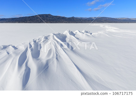 Hokkaido_Scenery of sacred crossing and snow patterns appearing on Lake Akan in midwinter 106717175