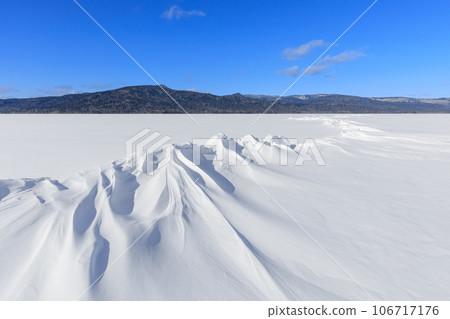 Hokkaido_Scenery of sacred crossing and snow patterns appearing on Lake Akan in midwinter Hokkaido_Scenery of sacred crossing and snow patterns appearing on Lake Akan in midwinter 106717176